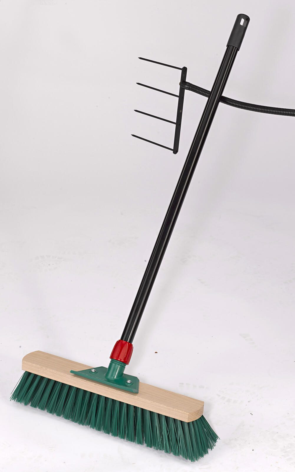 Balai en bois vert