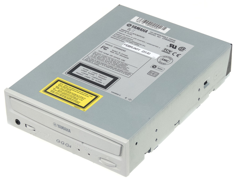 YAMAHA CRW8424S Graveur CD-RW 8x/4x/24x SCSI 50 broches
